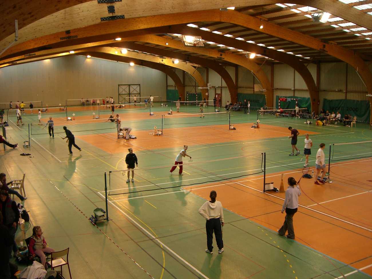 Intérieur halle des sports avec joueurs de badminton
