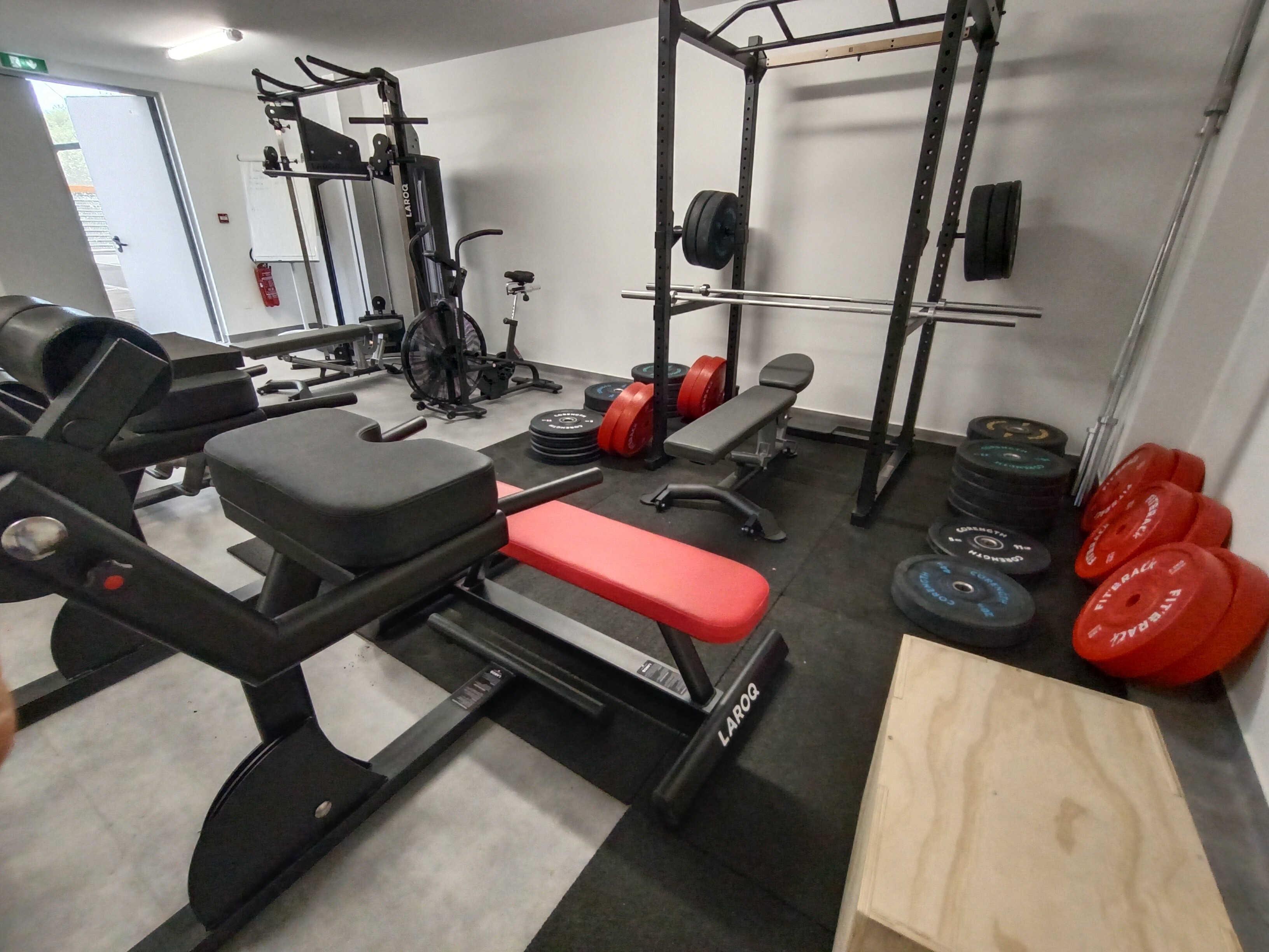Salle de musculation et de préparation physique située dans le préau sportif