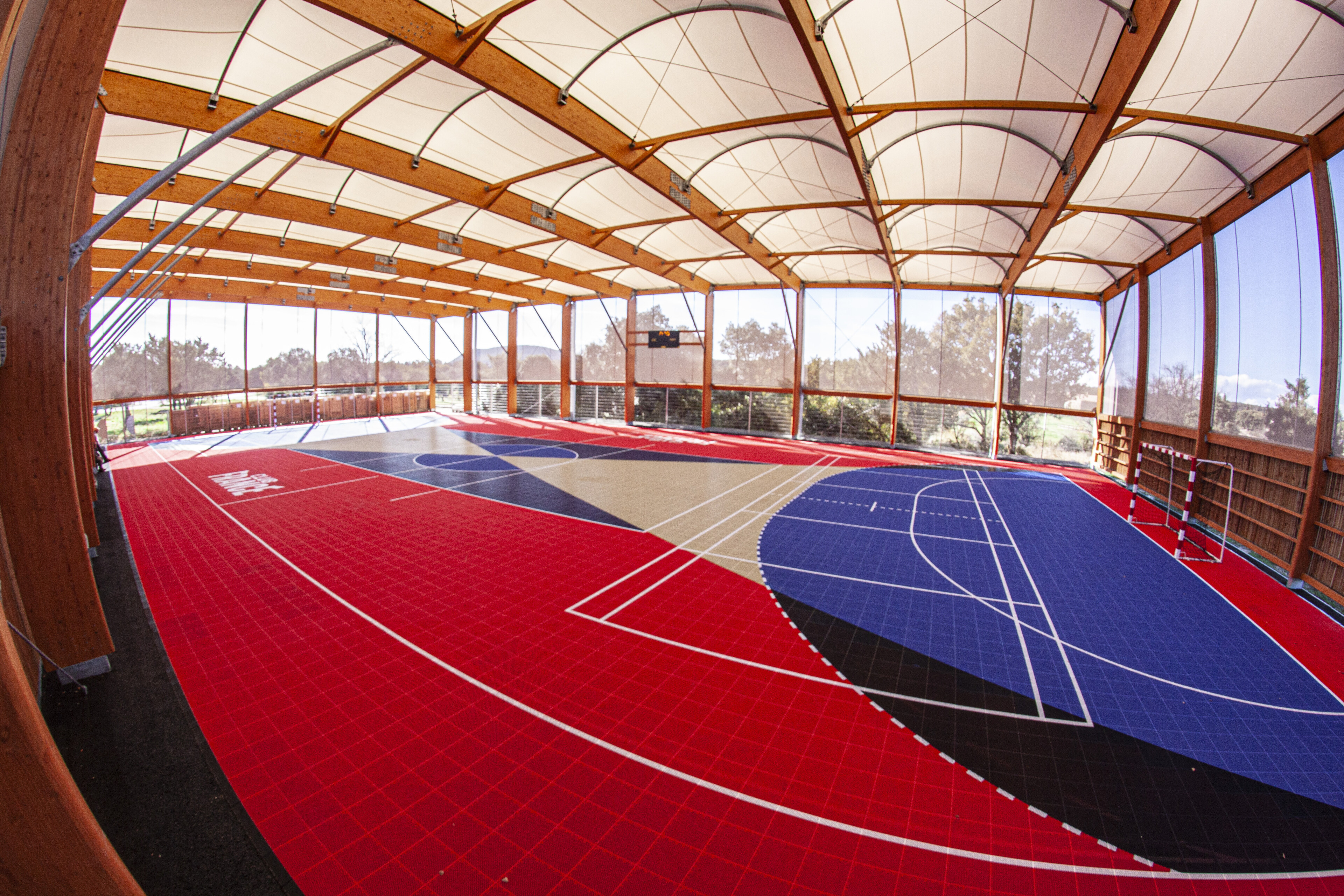 Limage représente lintérieur du préau sportif et permet daccéder à la catégorie installations sportives