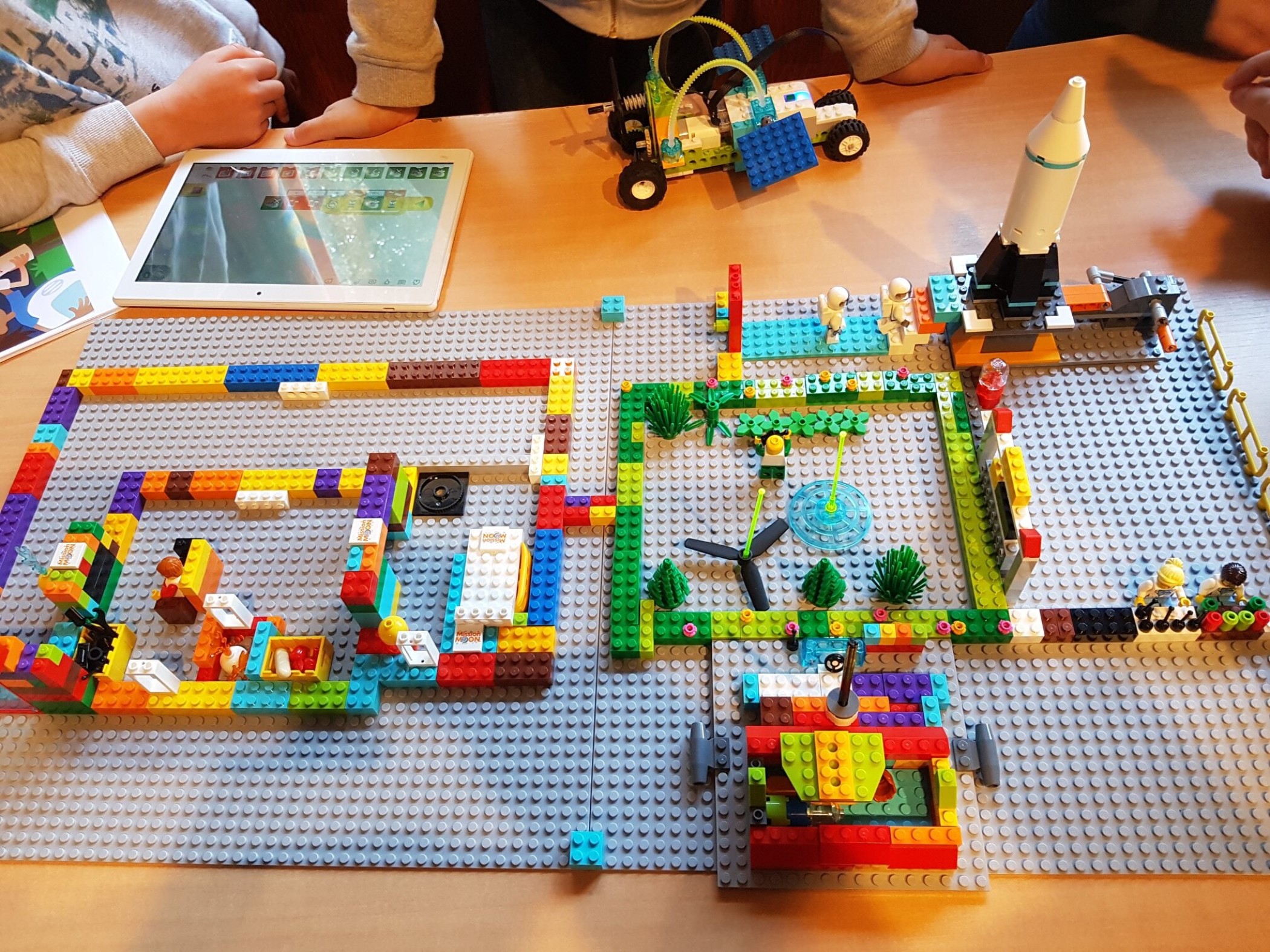 Photo du séjour scolaire thématique : robotique, montrant une maquette construite en lego